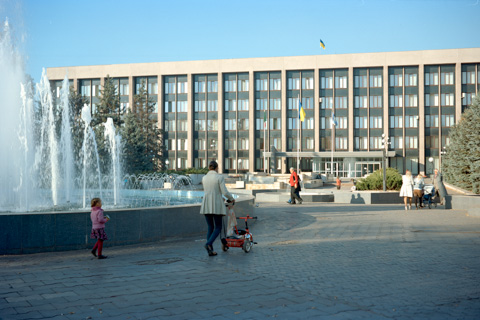 "marriage - woman and child - war memorial" (Ukraine, 2014)